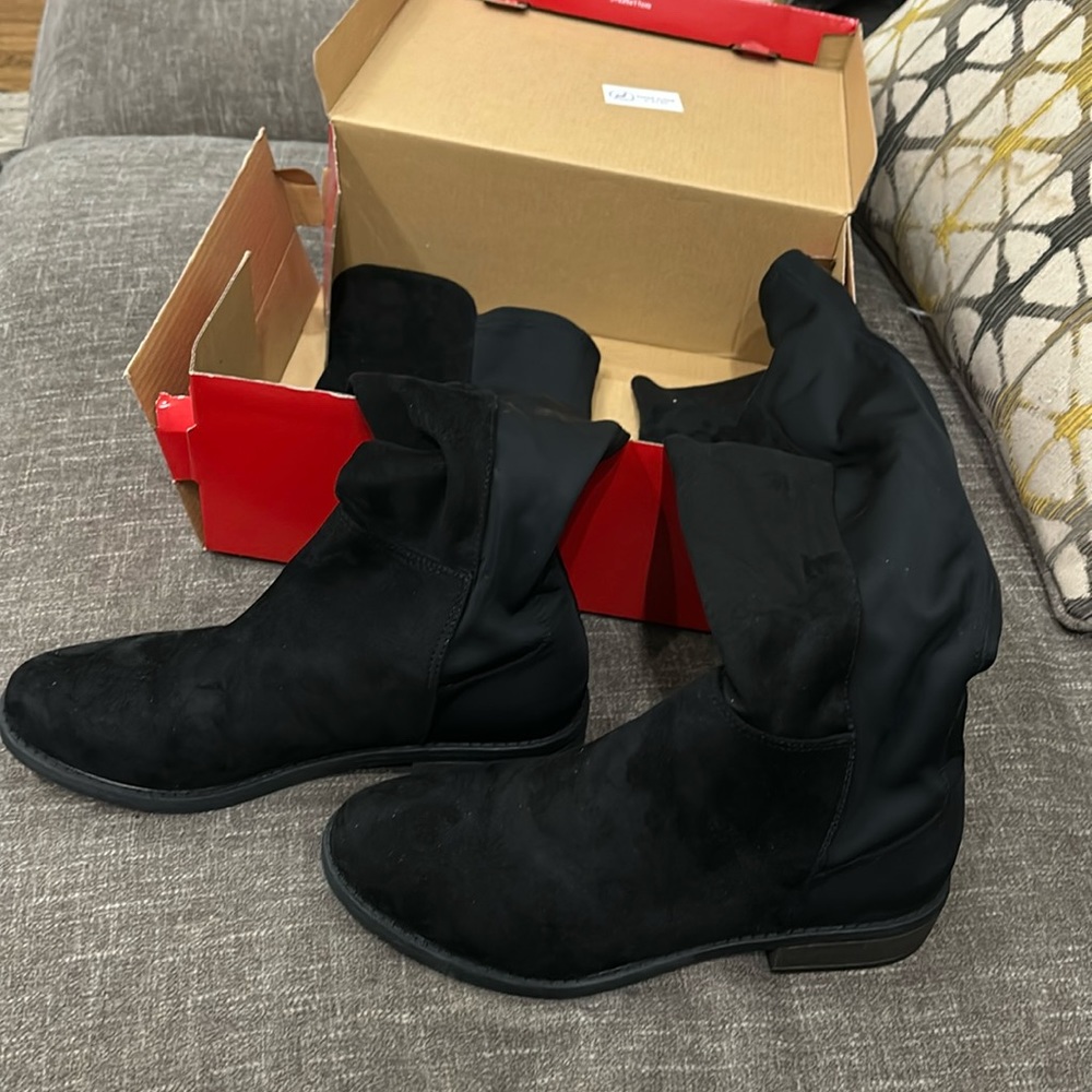 Women’s size 8 boots never worn